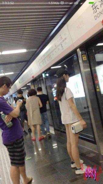 地铁遇没穿内裤美女？。。。